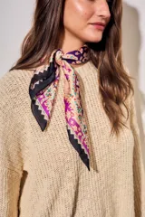 Bandana de poliéster con estampado paisley en tonos violeta, negro y blanco con detalles florales en rojo y verde.
