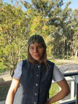 Gorro tipo casquete rojo de crochet con diseño calado.