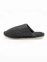 Pantuflas abiertas de hombre color gris, con textura exterior tramada, interior afelpado y suela de goma.