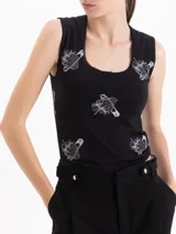 Top sin mangas de algodón negro con estampado de alfileres de gancho y fresas. Presenta escote cuadrado con detalle de puntilla y un pequeño moño central.
