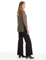 Camisa de tejido plisado y translúcido con hilos de lurex, de corte recto y manga larga. Presenta cuello con solapas, cierre frontal con botones y tajos laterales pronunciados en el bajo.