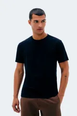 Remera lisa de manga corta y cuello redondo de la marca Hering, color negro, confeccionada en algodón suave y corte clásico.