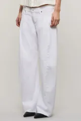 Pantalón de denim blanco de tiro bajo con silueta barrel de amplio volumen en las piernas, confeccionado en algodón.