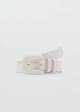 Cinturón de poliuretano blanco con efecto de piel de cocodrilo, hebilla cuadrada forrada a juego y detalle metálico dorado.