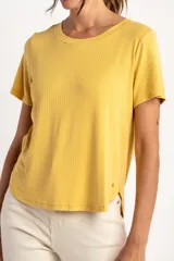Remera de cuello redondo y manga corta, confeccionada en tejido de viscosa acanalado con un calce suave y liviano.