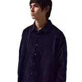 Camisa azul de pana con botones y logo bordado en el pecho.