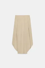 Falda midi de tiro medio color beige, con cintura elástica en la espalda y diseño asimétrico con aberturas laterales.