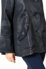 Chaqueta negra tornasolada con lurex, de corte recto, cuello mao, cierre con botones y bolsillos delanteros con detalle de botón.