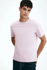 Remera de manga corta color lila claro, con cuello redondo ribeteado y corte estándar.