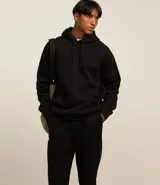 Pantalón de corte recto confeccionado en tejido de algodón y poliéster, con cintura elástica ajustable mediante lazo y bolsillos laterales.