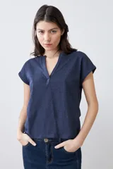 Remera de manga corta con escote en V y detalle de cartera frontal, confeccionada en tejido de punto con textura jaspeada.