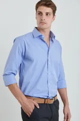 Camisa de vestir blanca, de corte clásico, con cuello italiano y mangas largas.