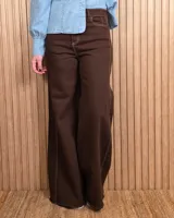 Jean de tiro medio en denim color tostado, con diseño de pierna ancha estilo wide leg y bolsillos traseros.