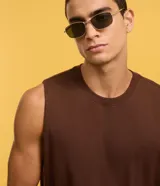 Musculosa básica de hombre, color blanco, con cuello redondo, sin mangas y pequeña etiqueta aplicada en el bajo.