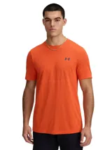 Remera deportiva Under Armour de manga corta color naranja, con cuello redondo y diseño sin costuras con paneles de malla estratégicamente ubicados. Cuenta con el logotipo de la marca impreso en el pecho.
