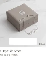 Pulsera de plata 925 con dije central en forma de infinito que incorpora la palabra love en cursiva calada. Cuenta con cadena de eslabones finos y cierre de seguridad.