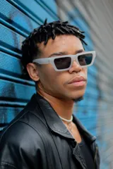 Lentes de sol rectangulares con marco grueso color crema y lentes grises.