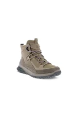 Botas de trekking Ecco ULT-TRN color taupe, con cordones violetas, confeccionadas en cuero nobuk aceitado y tejido premium. Cuentan con membrana impermeable sin PFC, entresuela PHORENE™ y suela de caucho Michelin.