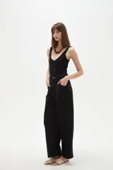 Pantalon de jean estilo barrel, color natural, de tiro medio con bolsillos laterales y cierre frontal.