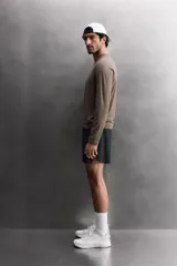 Short deportivo de entrenamiento en tejido técnico ligero y elástico, con cintura elástica ajustable mediante cordón. Presenta bolsillos frontales, un bolsillo trasero con cierre y aberturas laterales en el bajo. Incluye un pequeño logo estampado en la pernera.
