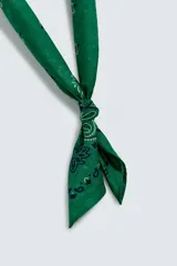 Bandana cuadrada de algodón con estampado paisley clásico en tonos azules.