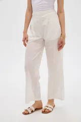 Pantalón de algodón color blanco, con tiro alto, bolsillos y diseño bordado.