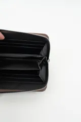 Billetera rectangular de color marrón con textura micro-punteada, cuenta con dos compartimentos frontales con cierre metálico y tiradores con detalle de remache.