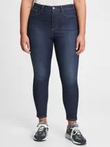 Jean tipo jegging de tiro alto en color azul oscuro con acabado lavado. Presenta un corte ajustado al cuerpo y largo hasta el tobillo.