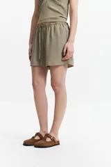 Short negro de cintura elastizada con lazo regulable.