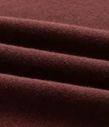 Suéter masculino de tejido de punto pesado, color negro, con cuello redondo y mangas largas con puños acanalados. Presenta un diseño liso con barra ajustada en la cintura.