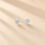 Aros tipo caravanas de plata 925 con engarce de circonia brillante de corte redondo.