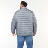 Campera ligera acolchada de color gris, con cuello alto, cierre frontal y bolsillos laterales.