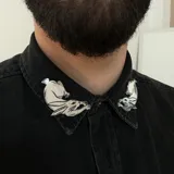 Par de pins plateados con forma de conejo, para sujetar en el cuello de la camisa. Representan la conexión con la suavidad, la ternura y la vulnerabilidad.