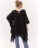 Ruana negra de tejido abierto en crochet con diseño geométrico de rombos y flecos en el ruedo.