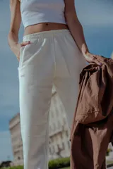 Pantalón de jogging color crudo, confeccionado en frisa, con bolsillos laterales, cintura y botamanga elastizadas.