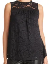 Blusa sin mangas de encaje negro con diseño floral, canesú traslúcido y forro interno a tono.