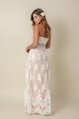 Vestido largo de tul bordado con encaje y perlas sobre viso color champagne, de corte recto y escote palabra de honor.