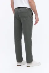 Pantalón de corte regular con diseño de cinco bolsillos, confeccionado en tejido de algodón con elastano. Presenta cierre frontal con botón y cremallera, y cuenta con logo bordado sutil en uno de los bolsillos.