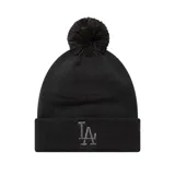 Gorro de lana tipo beanie color negro con pompón superior y vuelta en el borde. Presenta el logo de los Los Angeles Dodgers bordado en el frente con hilo metálico plateado.