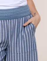 Pantalón palazzo crop a rayas azules y blancas, con tiro alto, pretina ancha de crochet elástico y bolsillos frontales de parche.