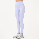 Calza deportiva de tiro alto New Balance, color lila, con ajuste ceñido y logo reflectante en la pierna. Confeccionada con tecnología de secado rápido y costuras planas para mayor comodidad.