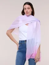 Pashmina tejida marca Barrington con diseño degradé en tonos lila y rosado, y terminaciones desflecadas.