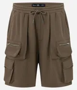 Bermuda masculina color verde oliva, confeccionada en algodón con felpa. Presenta cintura con lazo ajustable y bolsillos cargo laterales con cierre de cremallera.