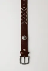 Cinto de cuero sintético marrón camel, con tachas metálicas plateadas decorativas y hebilla de metal envejecido.