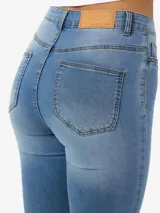 Jean skinny de tiro alto en denim elástico y diseño clásico de cinco bolsillos.