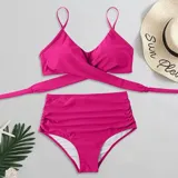 Bikini de dos piezas color fucsia. El top presenta un diseño cruzado en el frente con breteles finos ajustables, mientras que la bombacha es de tiro alto con detalle de frunces laterales.