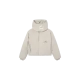 Campera puffer Eme Studios color arena, de corte holgado y diseño corto con cuello alto y voluminoso. Cuenta con cierre frontal y el logo de la marca bordado en el pecho.