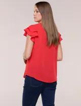 Blusa de gasa roja con escote en V y abotonadura parcial frontal. Presenta mangas cortas con doble volado y corte semi entallado.