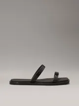 Sandalias Calvin Klein de goma color negro, con doble tira y logo en relieve.