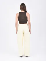 Jean marrón de corte recto y tiro alto, con bolsillos delanteros y traseros.